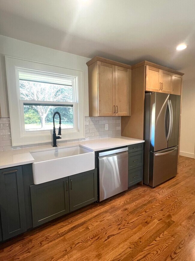 Building Photo - 3 Bedroom 2 Bath house Great Hendersonville Location!