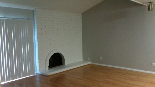 Building Photo - 1441 W Norwich Ave