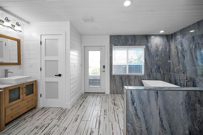 Building Photo - 17727 Long Point Dr