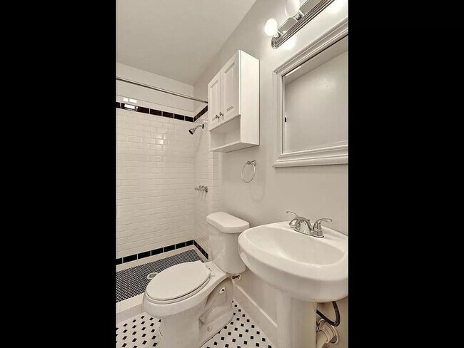 Building Photo - Remodeled 6 Bedroom Walking Distance to UT