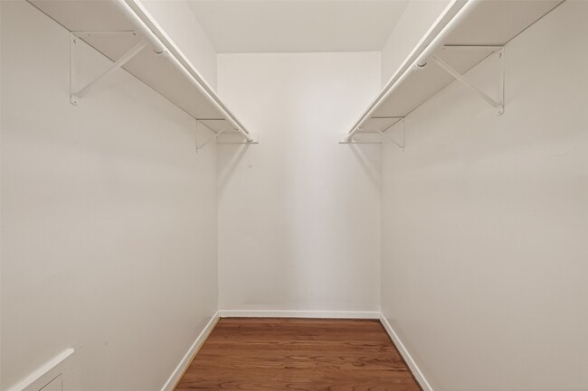 Building Photo - 226 W 4th St