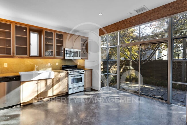 Building Photo - 6100 Adeline St
