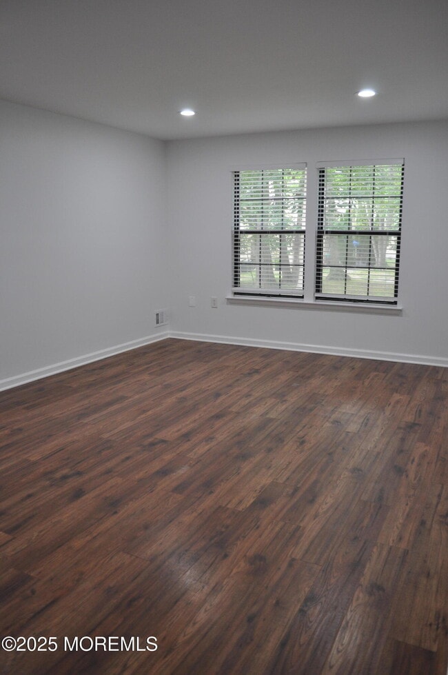 Building Photo - 704 Violet Ln