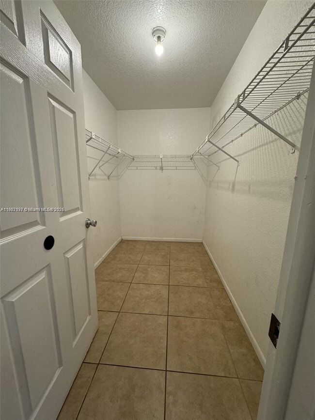 Building Photo - 915 SE 13th Rd