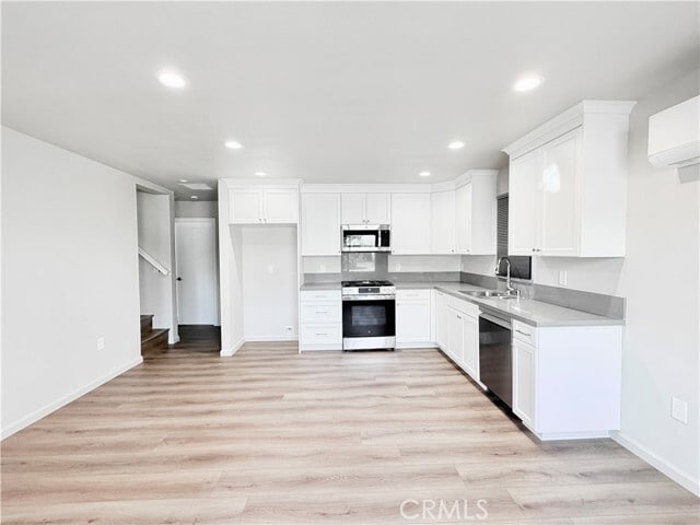 Building Photo - 401 W Erna Ave