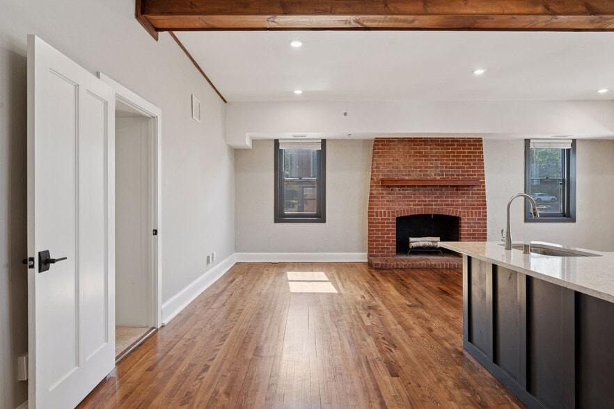 Building Photo - 107 Chestnut St E