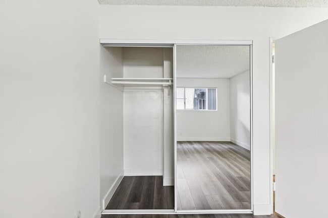 Building Photo - Victoria