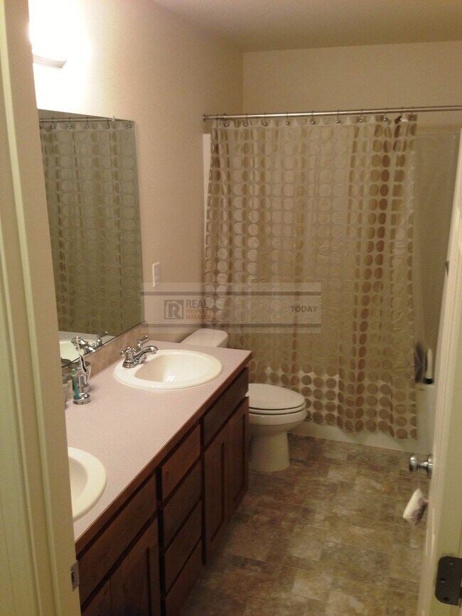 Building Photo - Beautiful 4 Bedroom Home Perfect for Enter...