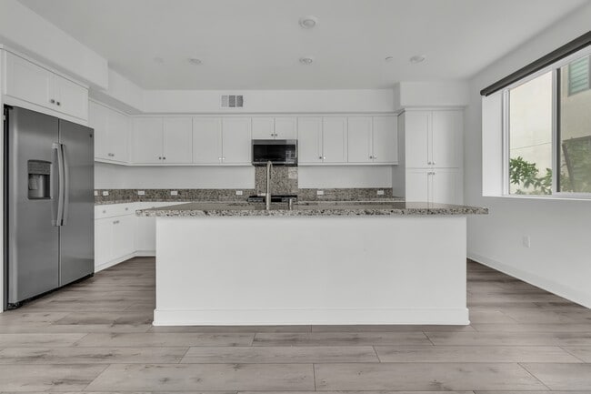 Building Photo - 1879 Union St