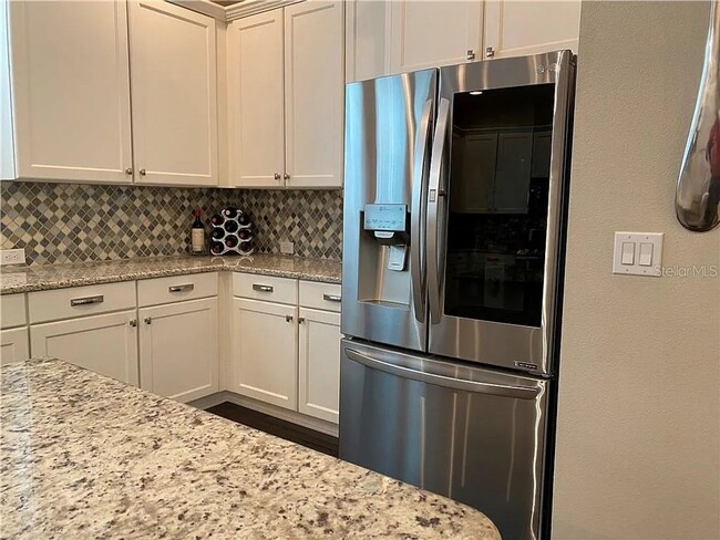 Building Photo - Large 3 Bed 3.5 Bath 2 Car Garage Townhous...