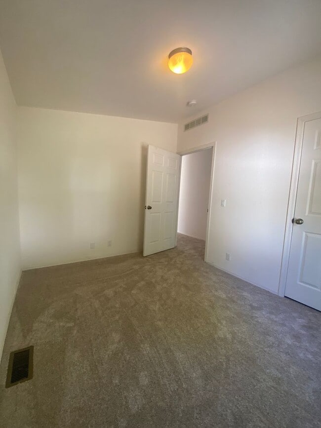 Building Photo - 3 Bedrooms | 2 Bath Home in The Dalles, OR