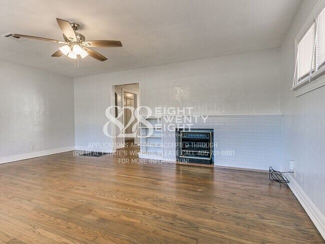 Building Photo - *AVAILABLE NOW!* 2 Bed/2 Bath Duplex Close to Campus Corner!