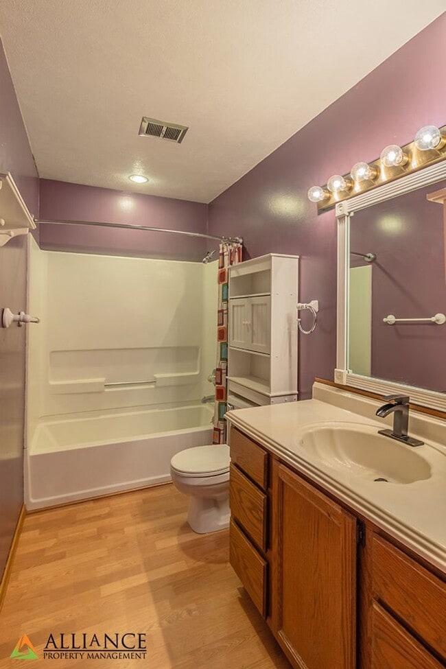 Building Photo - Amazing, Spacious Home! Pet Friendly!