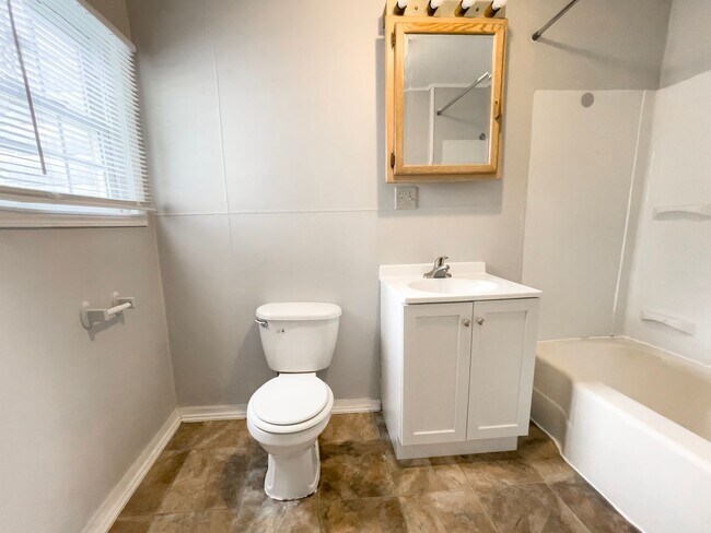 Building Photo - *AVAILABLE NOW!* Cozy Three Bedroom Home!
