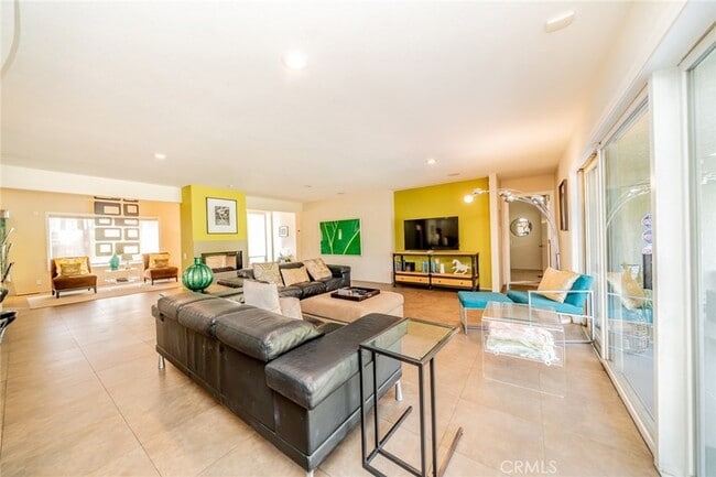 Building Photo - 1600 Palm Tree Dr
