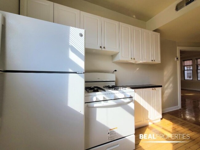 Building Photo - 2 bedroom in CHICAGO IL 60657