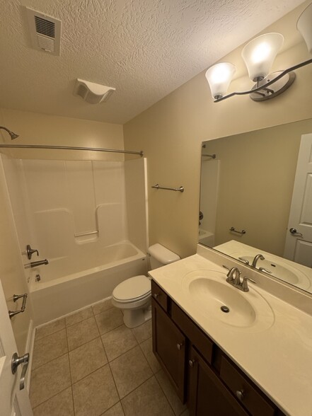 2F bathroom - 917 Kentwood Dr