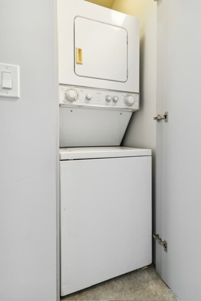 Building Photo - Utilities Included (a $200+ Savings). Charming Updated Duplex Home in Historic District!