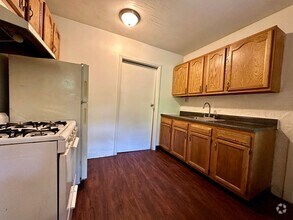 Building Photo - Super Spacious Three Bedroom on Bates Stre...