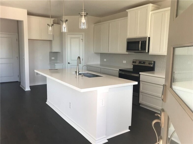 Building Photo - 712 Long Run