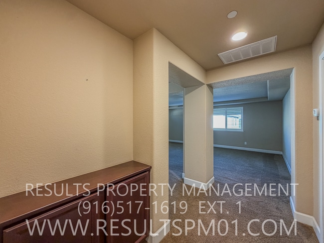 Building Photo - Elegance and spacious Mini Mansion