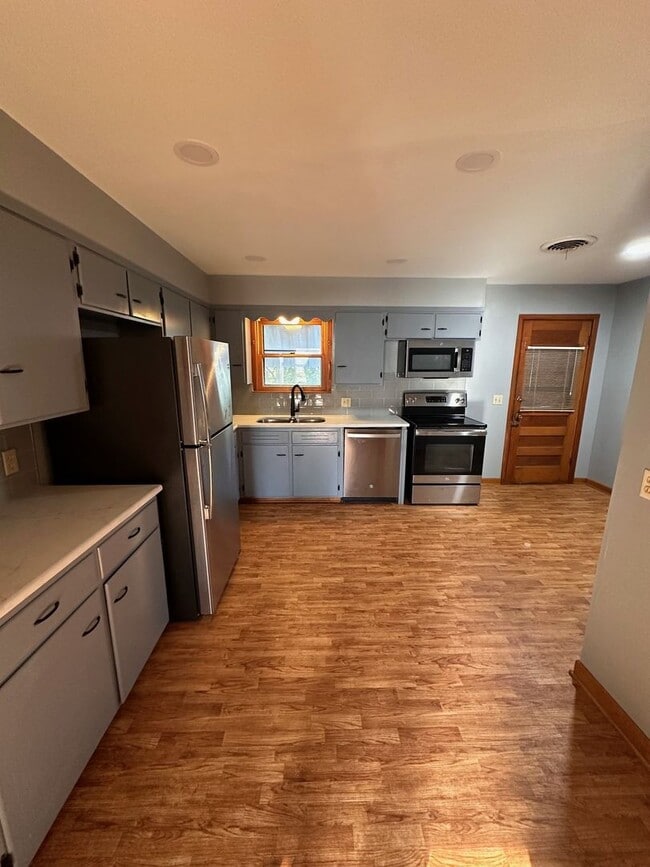 Building Photo - 2218 Rosewood Dr