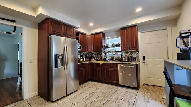 Building Photo - 513 S Brooks St