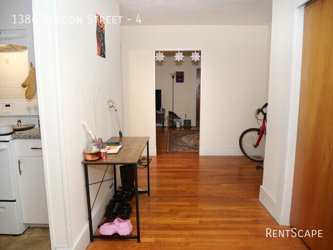 Building Photo - 1386 Beacon St