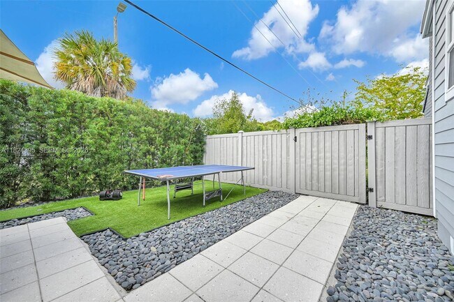 Building Photo - 150 NE 50th St