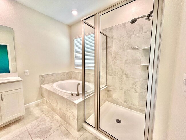 Building Photo - Upscale 3Beds/2.5Baths Townhouse living in...