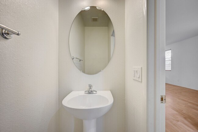 Building Photo - Beautiful 3 bedroom/2.5 baths located acro...