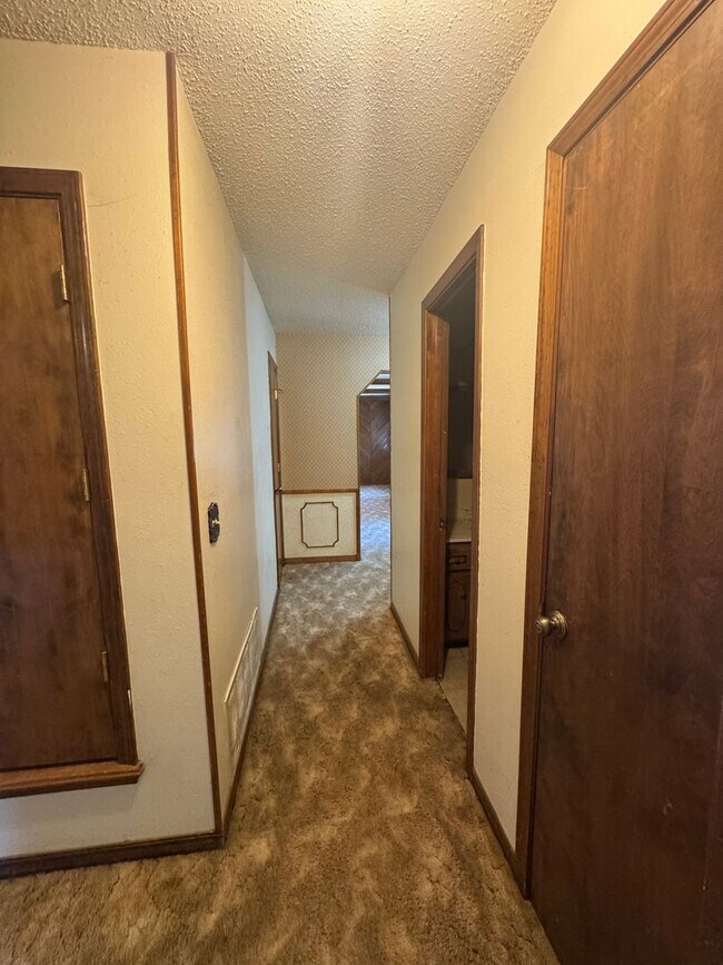 Building Photo - 3bedroom 2bedrooms 2 car garage 1/2 off 1st month's rent