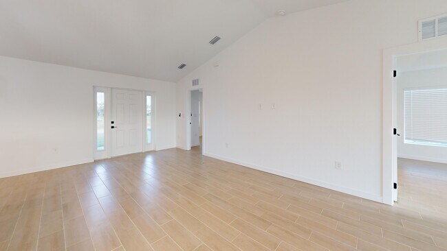 Building Photo - 2028 NE 6th Ave