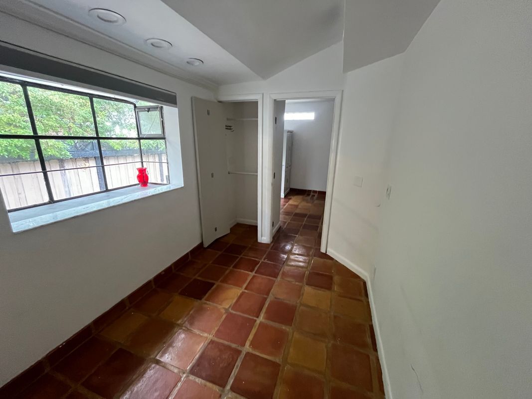 Building Photo - 1001 SE 2nd Ct