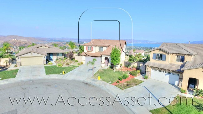 Building Photo - Large 4 Bed/3 Bath Home with an Incredible...