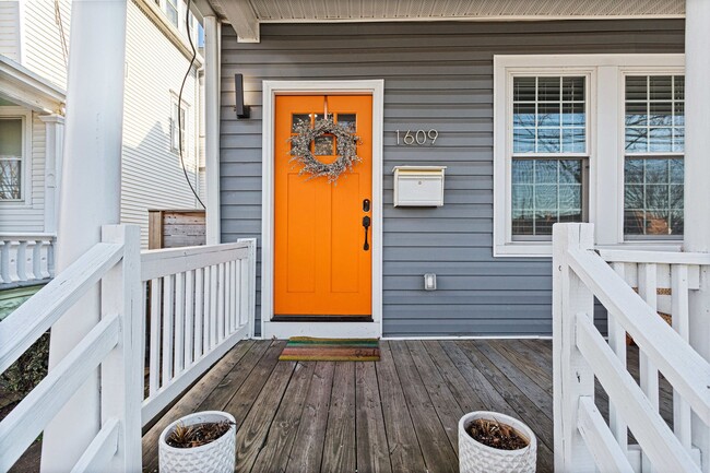 Building Photo - Amazing Anacostia Abode!