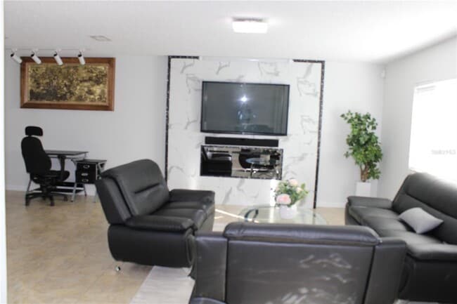 Building Photo - 7655 Cardiff Ct N