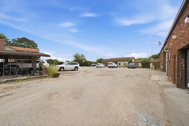 Building Photo - 24134 IL-53