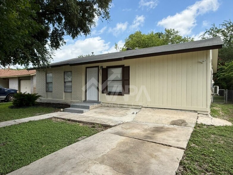 Building Photo - 4847 Featherock Dr