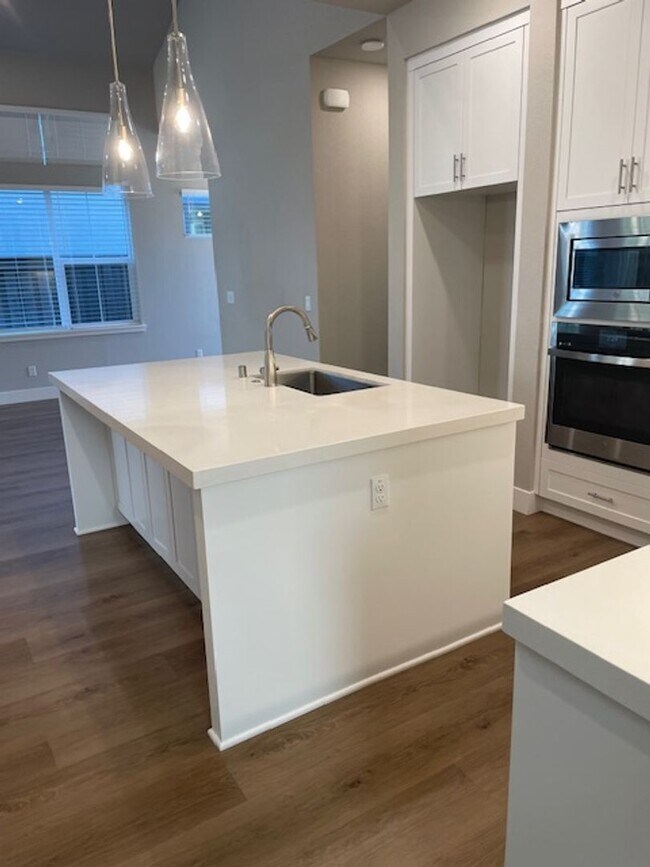 Building Photo - Serene View Road