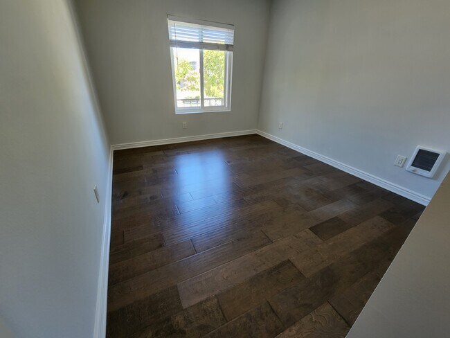 Building Photo - 323 S Broadway