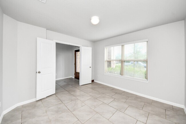 Building Photo - 18319 Pin Oak Lake Dr
