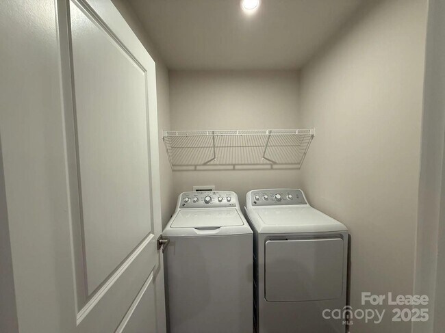 Building Photo - 10124 Florentine Wy