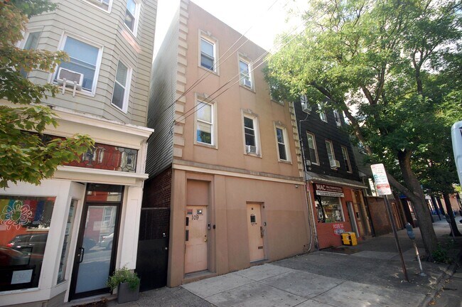 Building Photo - 109 Bowers St