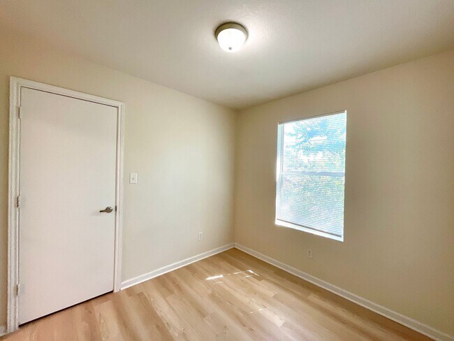 Building Photo - 1611 N Navidad St