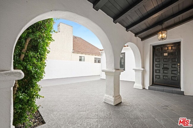 Building Photo - 260 S La Peer Dr