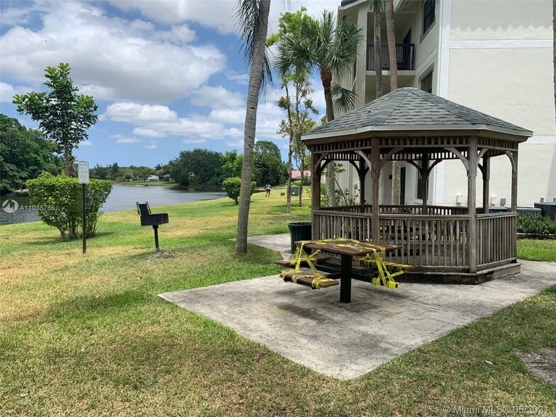 Barbeque Area - 11263 W Atlantic Blvd
