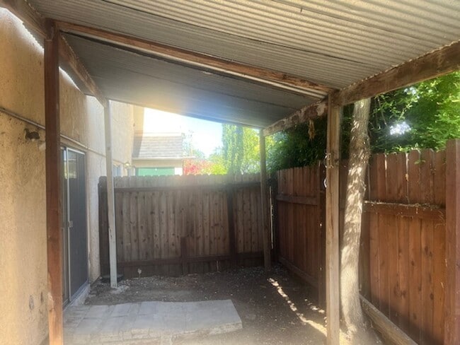 Building Photo - 481 N Cypress St