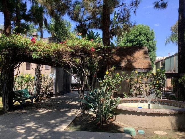 Building Photo - 2 Bedroom 2 Bath Single Story Condo in Mission Valley- Park Villas North