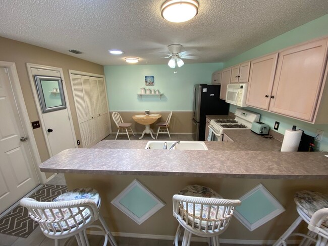 Building Photo - Great Location Turnkey Villa In The Village of Belvedere ANNUAL Lease